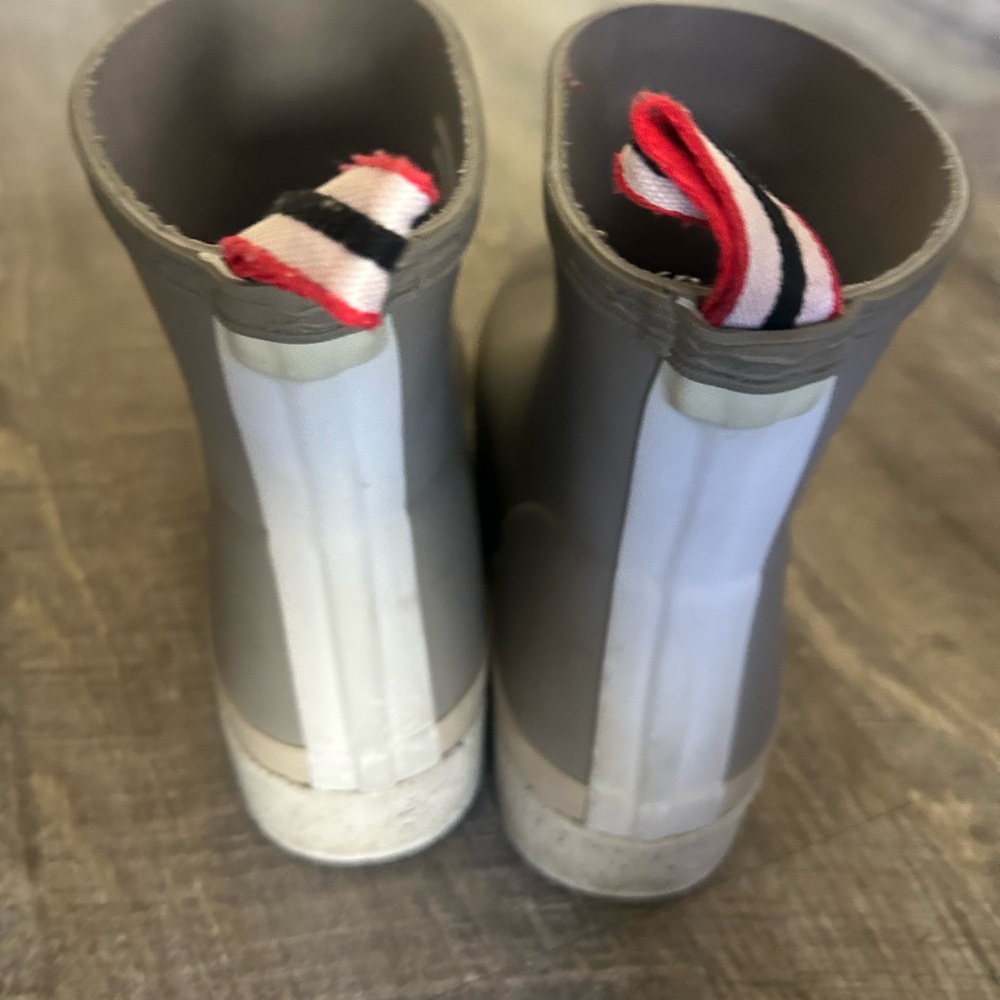 Hunter Short Rain Boots in Gray with Red Logo Trim - Picture 2 of 7
